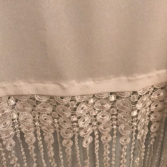 Sleeveless White top with beautiful lace detail - Picture 4 of 4